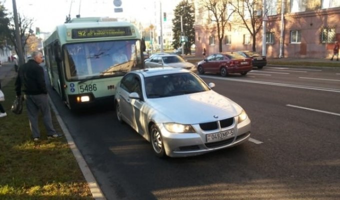 Водитель BMW решил "наказать" водителя троллейбуса (2 фото)