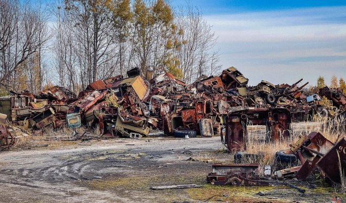 В Чернобыльской зоне обнаружили место, где оказалась исчезнувшая из отстойника «Россоха» техника (22 фото)