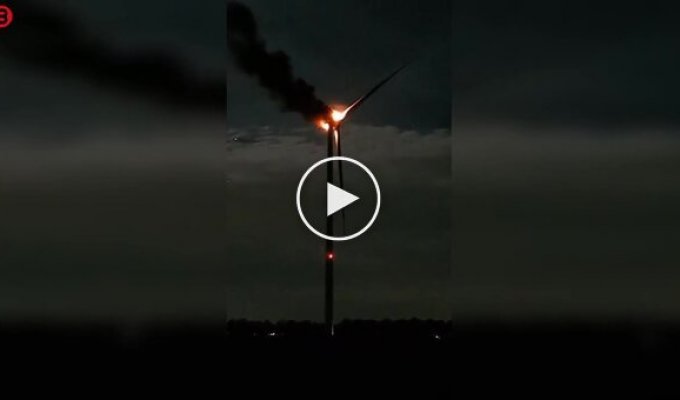Адские снежинки над лугами: ветряная турбина вспыхнула как факел