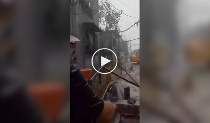 На Филиппинах маленького мальчика потоки воды смыли в строящуюся дорогу