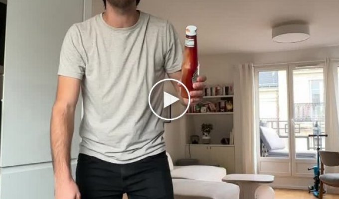 The man decided to take advice from the Internet and smeared everything with ketchup.