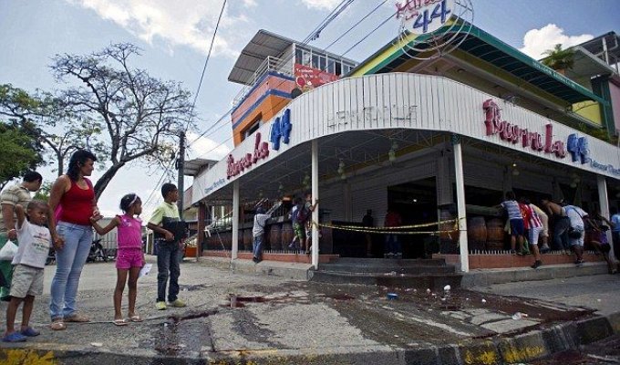 Река крови на месте разборок колумбийских гангстеров (4 фото)