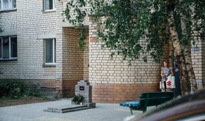 Жители Минска установили памятник Совести коммунальных служб (2 фото)