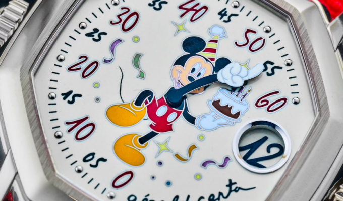 Funny clock with Mickey Mouse. But very difficult (3 photos)