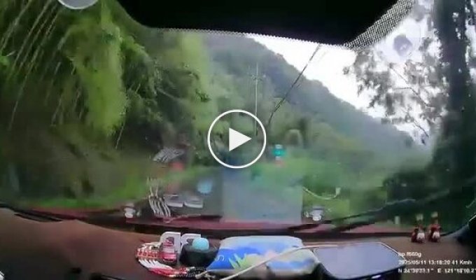 Жители Тайваня попали под камнепад