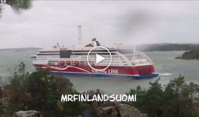 Корабль Viking Line сел на мель в Балтийском море