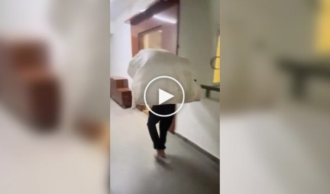 Курьера заставили подниматься по лестнице с тяжелой посылкой