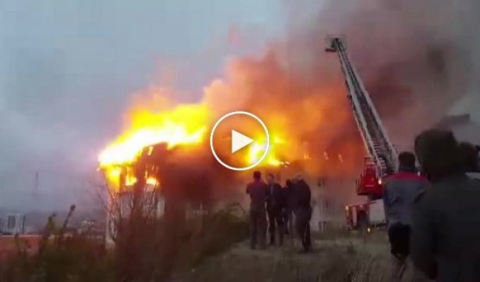 Пожар в пятиэтажном доме в Сочи