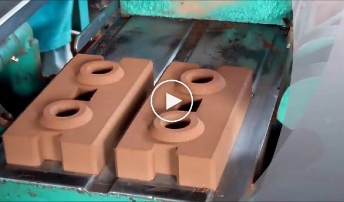 Производство кирпича из глины в Тайланде с помощью гидравлического станка