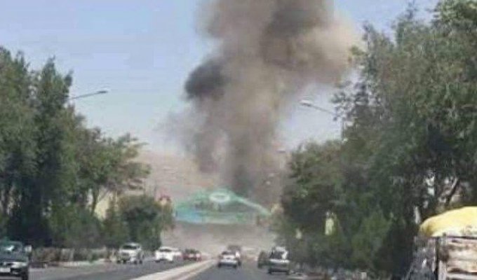 Теракты в Кабуле: взрыв у отеля, второй в аэропорту, десятки раненых и погибшие (5 фото + 2 видео)