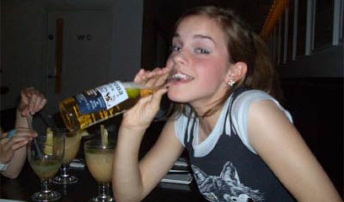 Девушка Гарри Поттера, пьет пиво :)