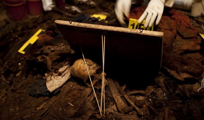 Массовое захоронение в Гватемале (7 фото)