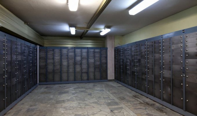 Заброшенное банковское хранилище (26 фото)