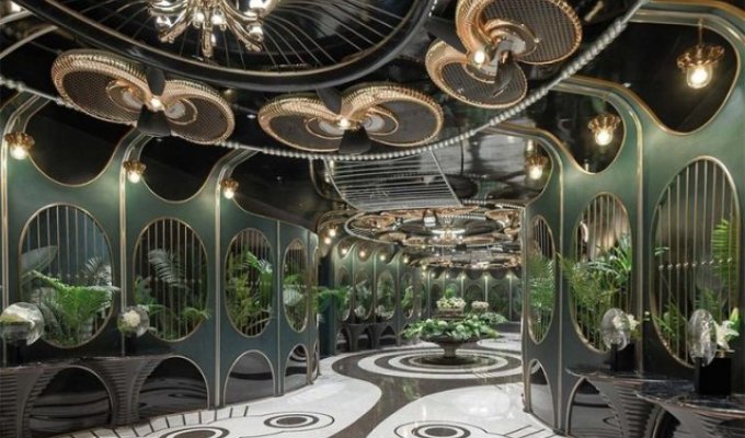 The most beautiful and luxurious public toilet in the world (3 photos)