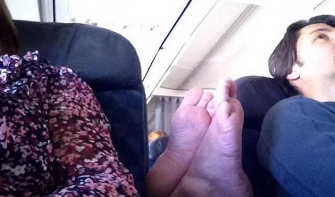 Отвратительные пассажиры самолетов на снимках бывшей стюардессы (26 фото)