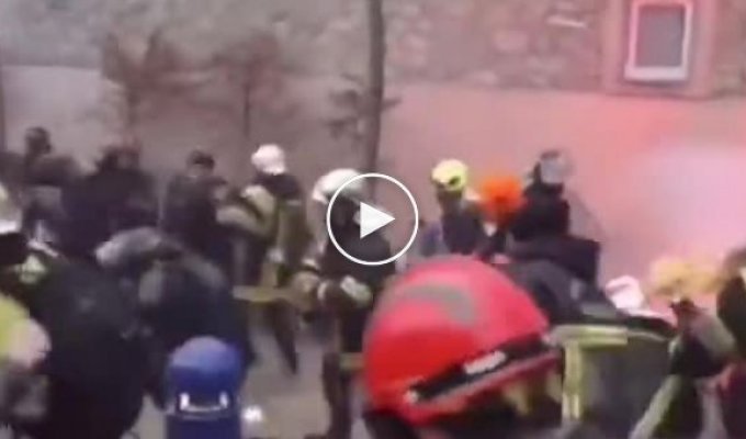 Потасовка между пожарными и полицейскими во Франции