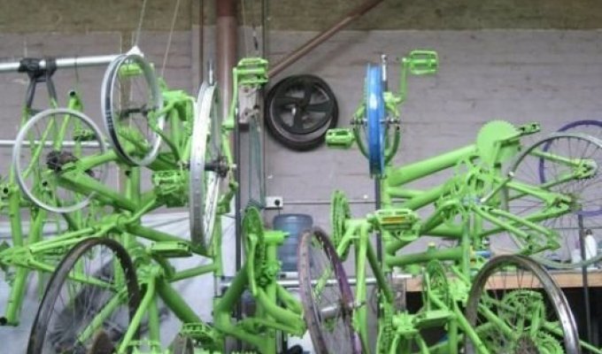 Креативная новогодняя елка, собранная из велосипедов
