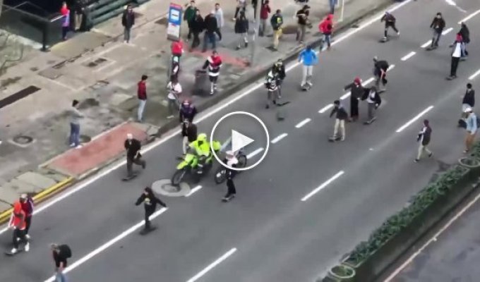 Колумбийская полиция против скейтеров