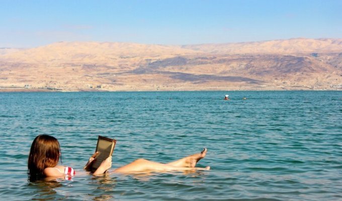 Действительно ли в Мертвом море нельзя утонуть? (2 фото)