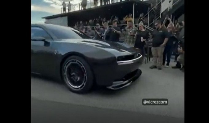 Dodge показала концепт своего первого электрического маслкара, который выйдет в 2024 году (4 фото + видео)