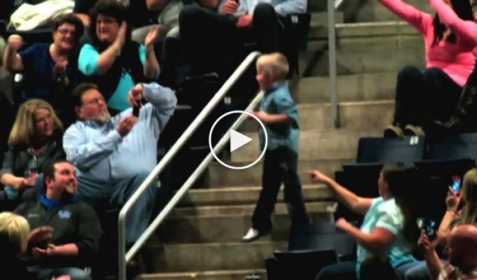 Маленький мальчик заставил зрительниц стадиона визжать от восторга
