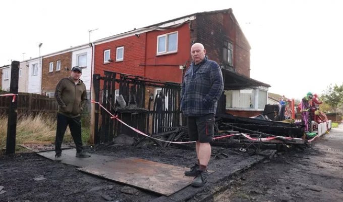 Мужчина потратил 19 лет на инсталляцию на Хэллоуин, которую подожгли из зависти (3 фото)