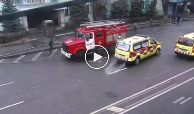 Кадры нападения мародеров на пожарную машину в Казахстане