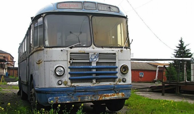 В Красноярске энтузиасты полностью отреставрировали автобус ЗИЛ-158 1969 года выпуска (12 фото)
