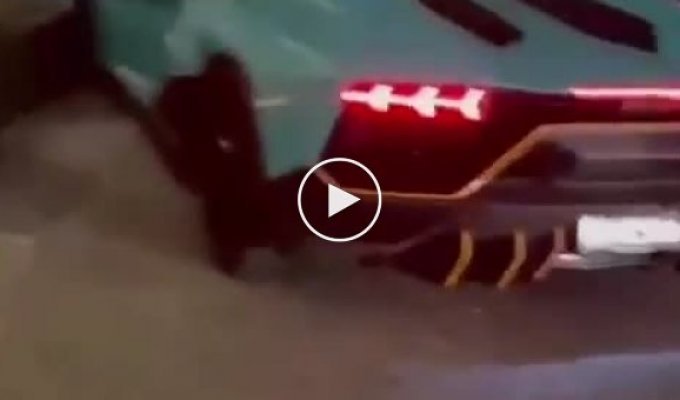 Неудачник дня: в Австралии парковщик разбил сразу две Lamborghini