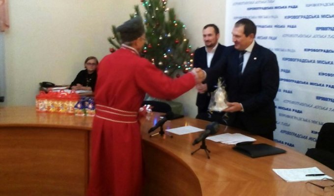 Памперсы после яиц: Что дарили мэру депутаты Кропивницкого