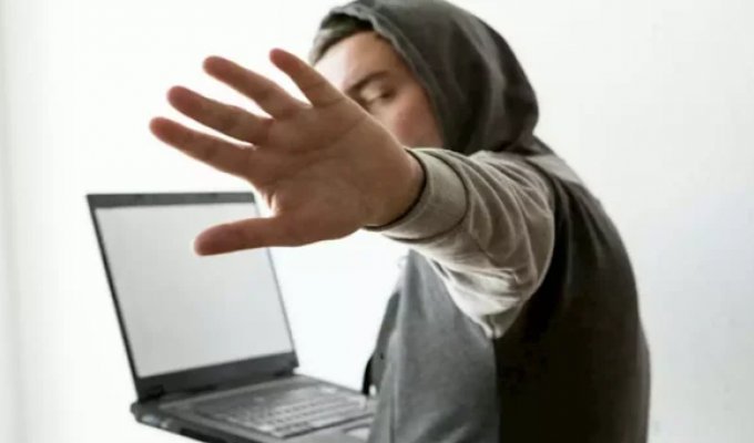5 Ways Scammers Steal Your Money on Social Media (6 Photos)