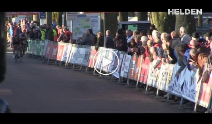 Зритель сбил участницу велогонки в Нидерландах перед финишем