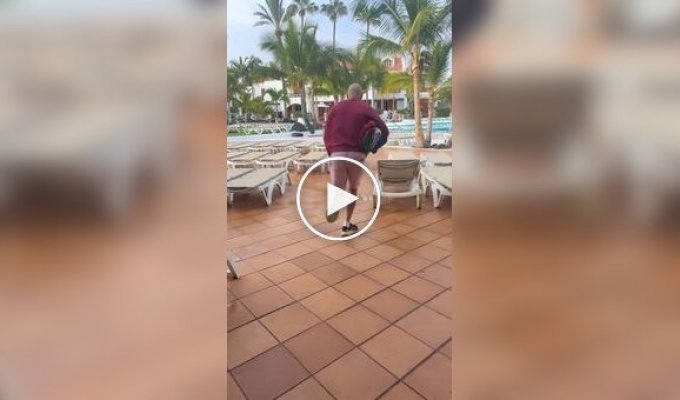 Туристка сняла забег постояльцев отеля до лежаков