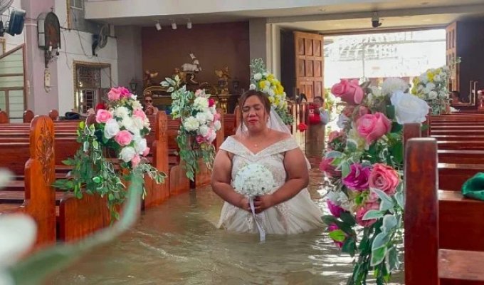 Wedding of the Year: Newlyweds Tie the Knot Waist-Deep in Water (2 Photos)