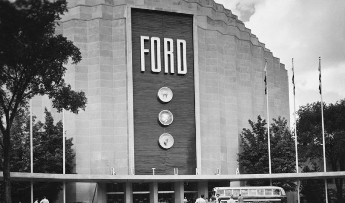 Ford Rotunda — сгоревший символ компании (30 фото)