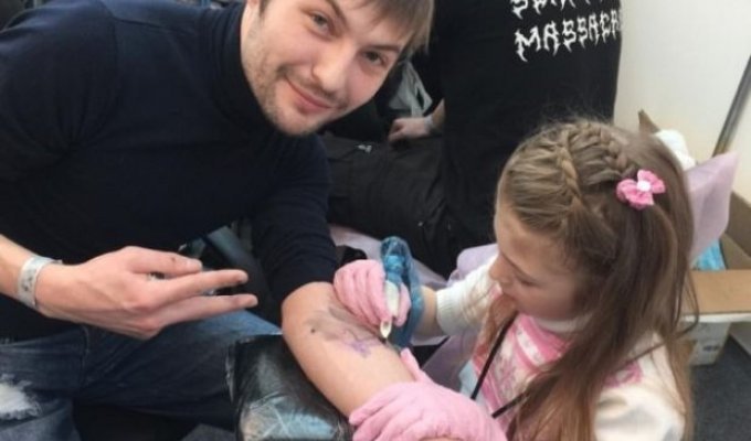 Елизавета Борисова - 7-летний тату-мастер из Екатеринбурга (6 фото)