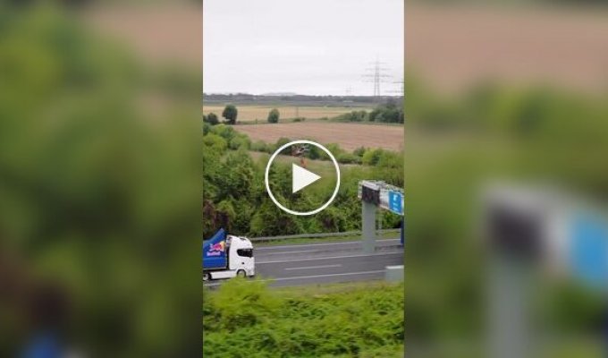 Мотогонщик сделал заднее сальто между двумя движущимися грузовиками