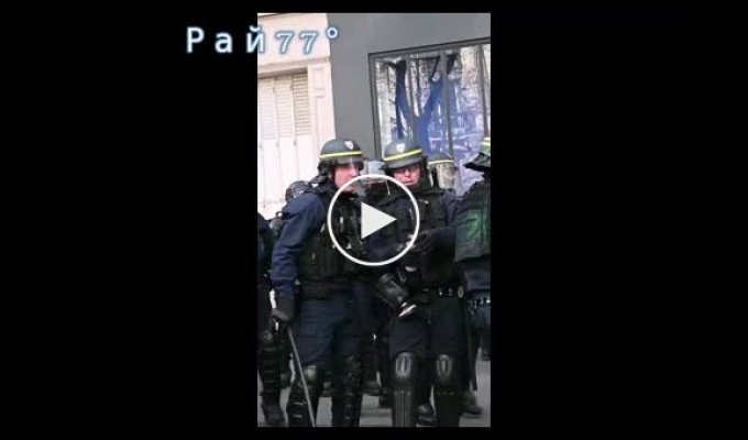 The policeman showed an unusual technique and threw a gas grenade at journalists