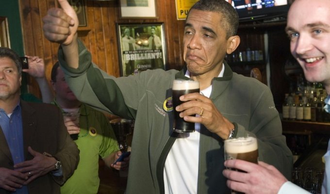 Обама отметил День святого Патрика пивом в пабе (5 фото)