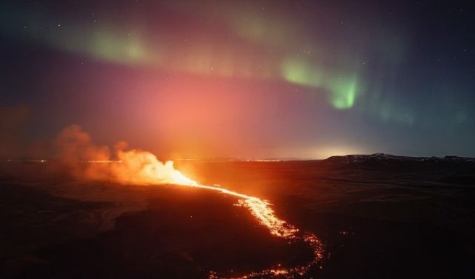 In Iceland, a volcanic eruption was filmed against the backdrop of the Northern Lights (photo + video)