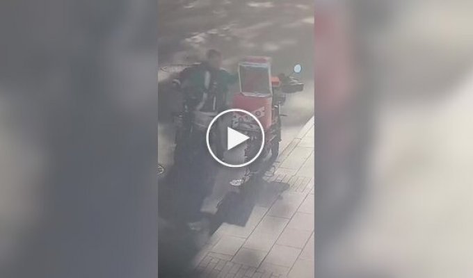 Доставщик украл заказ у конкурента прямо из сумки