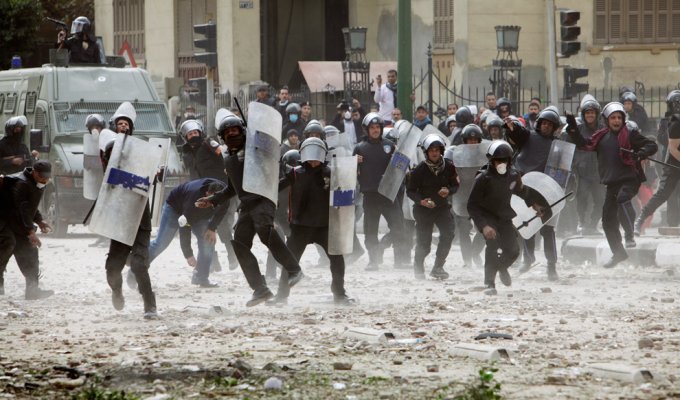 Египет: акции протеста после инцидента на футболе в Порт-Саиде (25 фото)
