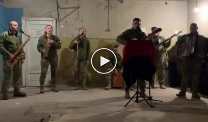 The legendary Hug me performed by the military band of the 28th Specialized Brigade