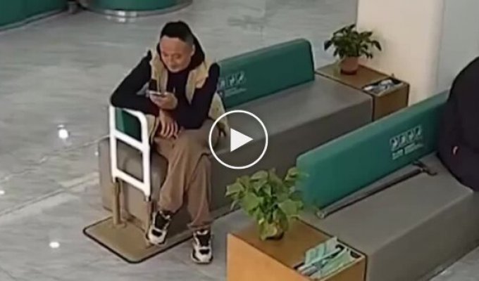 Клиенты банка помогли пожилому мужчине во время землетрясения