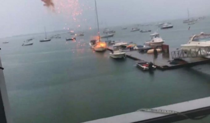 В США мощный удар молнии поразил яхту, стоявшую у пирса (2 фото + 1 видео)