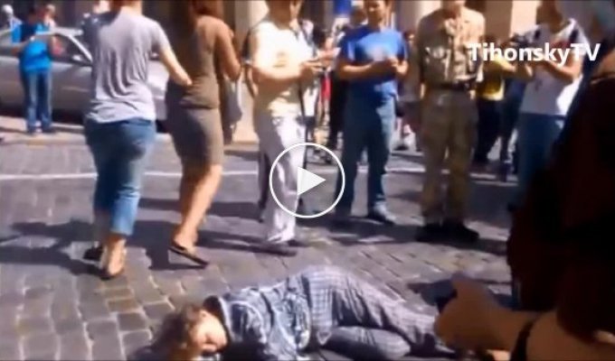 Активистка майдана сорвала украшение с женщины которая потеряла сознание