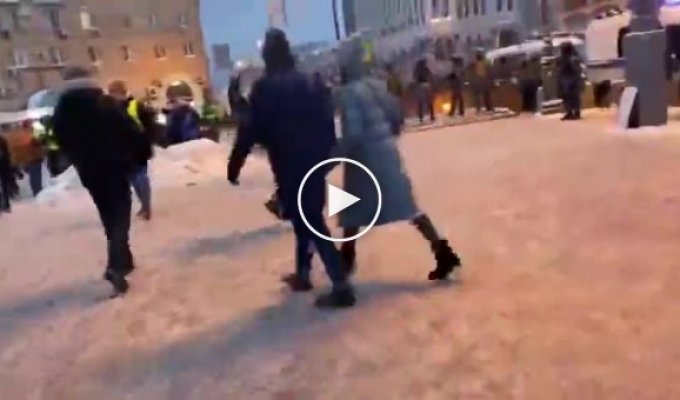Нападение на 4-рых бойцов ОМОНа с битой в Москве