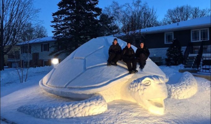 Три брата каждую зиму лепят перед домом большую снежную скульптуру (7 фото)