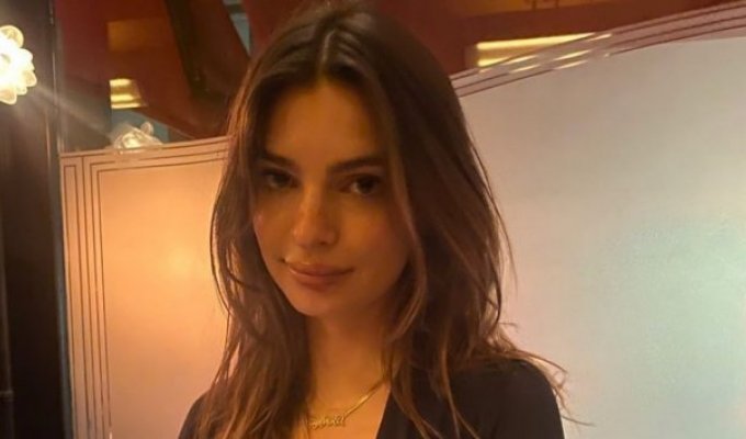 Emily Ratajkowski posed in a swimsuit before the start of the summer season (6 photos + video)