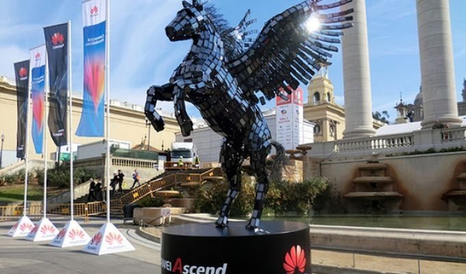 Массивная скульптура Пегаса из 3500 смартфонов (5 фото)